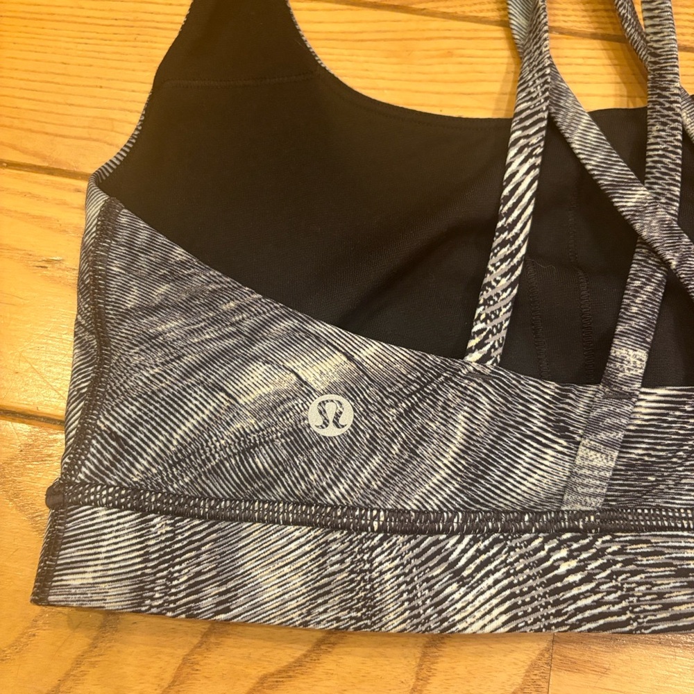 Lululemon Size 8 Energy Bra in Dimensional Icing Blue Multi-Color. - Picture 7 of 7